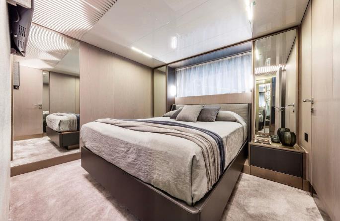 2017 FERRETTI YACHTS 850 